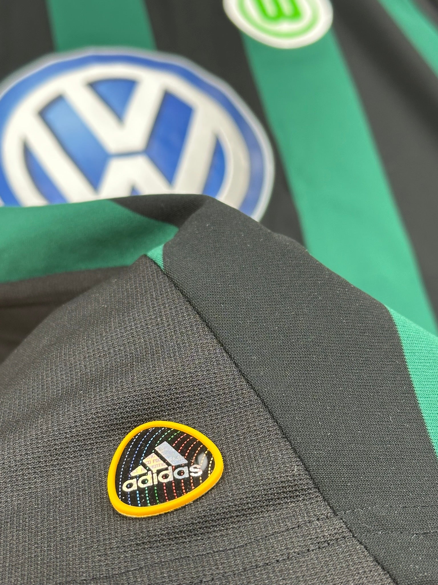 VfL Wolfsburg 2010-12 "Džeko" Auswärts Trikot L adidas